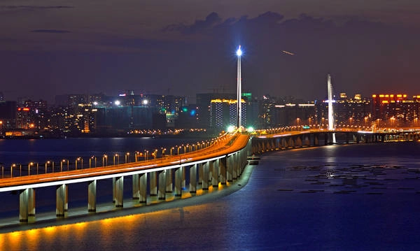 Cầu Shenzhen nối liền Thâm Quyến và Hong Kong sẽ lung linh ánh đèn khi màn đem buông xuống. Bạn có thể đến khu phố Lau Fau Shan để có thể chiêm ngưỡng vẻ đẹp của cây cầu này. Sau khi có bức hình ưng ý, hãy nếm những món hải sản ngon miệng tại đây. Để đến được đây, hãy bắt xe bus số 618 từ Tin Shui Wai.