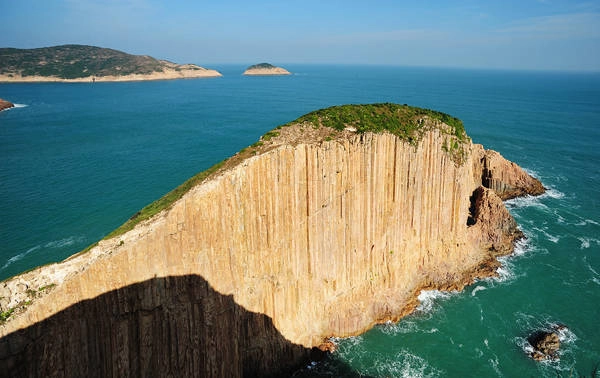 Đập nước trên đảo High Island: Đây là nơi mà bạn vừa có thể thoải mái tản bộ mà vẫn có thể chụp được những bức hình tuyệt đẹp của bờ biển. Địa điểm lý tưởng nhấn là phía trước vách núi dựng đứng như trong hình. Để đến đây, bạn cũng bắt taxi từ thị trấn Sai Kung.