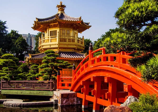 Công viên Nan Lian: được đánh giá là một trong những công viên đẹp nhất tại Hong Kong, Nan Lian được xây dựng theo kiến trúc thời nhà Tống với diện tích rộng 3,5 ha. Nan Lian sở hữu những cảnh quan mang phong cách cổ kính như hồ nước, cổ thụ, tượng đá và những công trình bằng gỗ. Hơn nữa, ở đây còn có một nhà hàng bán đồ chay hảo hạng và hấp dẫn. Công viên này chỉ cách 5 phút đi bộ từ ga xe lửa cao tốc Diamond Hill, nằm ngày trong khu trung tâm.