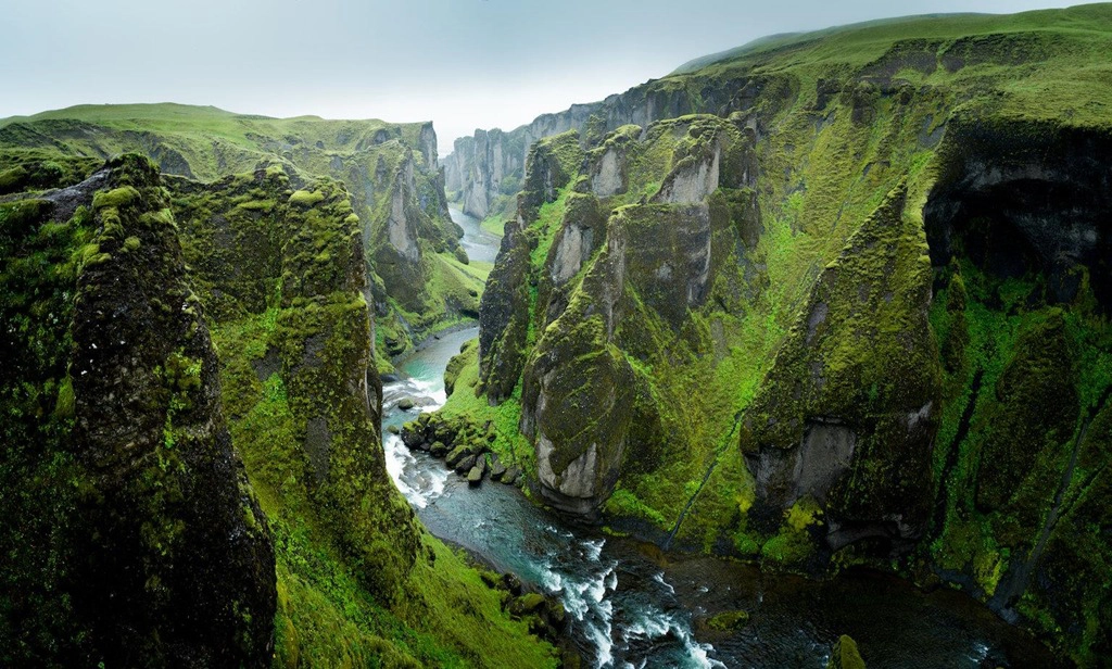 3. Hẻm núi Fjadrargljufur, Ireland: Sau khi video âm nhạc I'll show you của Justin Bieber phát hành năm 2015, ca sĩ được cho là nguyên nhân đem đến nhiều rắc rối đến với hẻm núi Fjadrargljufur. Một "cơn bão" du khách khắp thế giới đã kéo tới kỳ quan tuyệt đẹp này để check-in, khiến chính phủ Ireland buộc phải đóng cửa vào tháng 6.