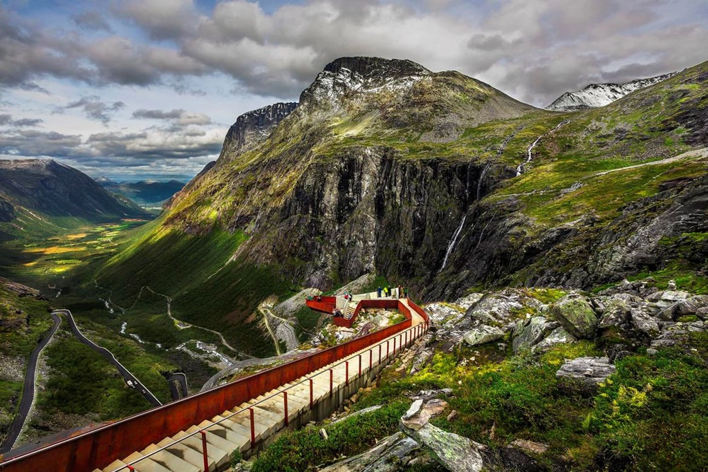 7. Đường đèo Trollstigen, Na Uy: Đoạn đường đèo Trollstigen là địa điểm chụp ảnh nổi tiếng của Na Uy. Du khách tới đây thường lựa chọn ngồi trên vách đá để chụp những bức ảnh lấy trọn vẹn thung lũng mênh mông phía dưới. Mới đây, sau khi một du khách người Litva tử vong đầu tháng 7 vì trượt ngã, cảnh sát địa phương đang cân nhắc khoanh vùng an toàn tại các điểm chụp nguy hiểm.