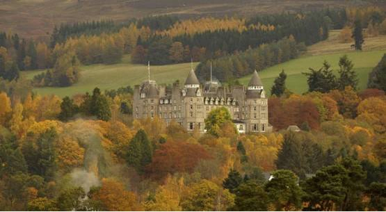 Cây cối vây quanh cung điện Atholl ở Pitlochry, Scotland