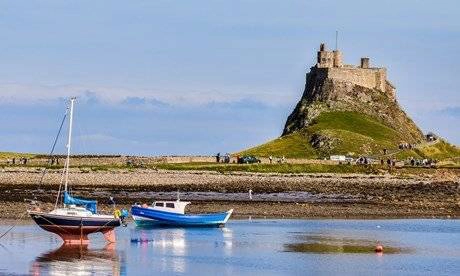 Địa điểm: Northumberland, băng qua làng Beal, ngay cuối đoạn đường từ Berwick-Upon-Tweed. Địa điểm: Northumberland, băng qua làng Beal, ngay cuối đoạn đường từ Berwick-Upon-Tweed.