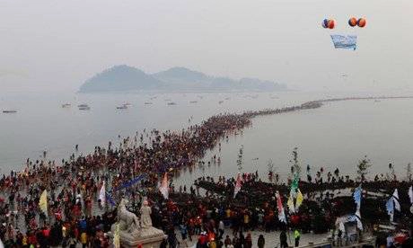 Địa điểm: Vùng nước giữa đảo Jindo và đất liền Hàn Quốc. Địa điểm: Vùng nước giữa đảo Jindo và đất liền Hàn Quốc.