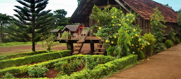 Kiến trúc nhà dài trong buôn Ako Dhong. Ảnh: dhungcafe