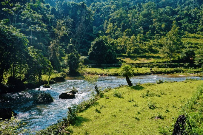 Công viên địa chất Non nước Cao Bằng có diện tích hơn 3.000 km2, bao gồm 6 huyện: Hà Quảng, Quảng Uyên, Trà Lĩnh, Trùng Khánh, Hạ Lang, Phục Hòa và một phần của huyện Nguyên Bình, Hòa An, Thạch An. Với 90% diện tích địa hình đồi núi, đây là nơi sinh sống của 9 dân tộc khác nhau, trong đó có người Nùng, Tày, Mông, Dao, Sán Chay, Kinh...  UNESCO công nhận đây là Công viên địa chất toàn cầu vào tháng 4/2018.