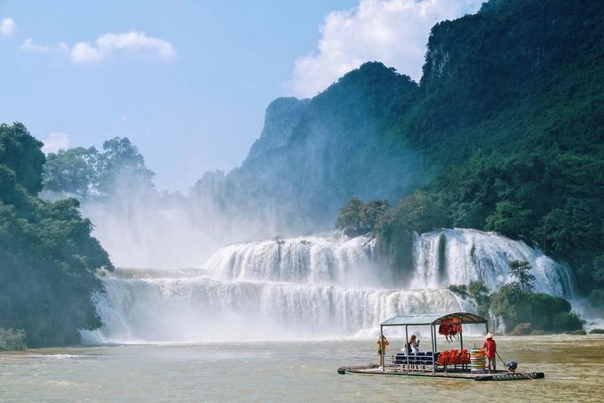 Thác Bản Giốc  Nằm ở xã Đàm Thủy, huyện Trùng Khánh, thác là điểm tham quan nổi tiếng nhất của tỉnh Cao Bằng. Thác bắt nguồn từ sông Quây Sơn và chia thành 2 nhánh chính và phụ. Thác chính gồm 3 tầng, cao khoảng 35 m, nằm giữa biên giới Việt - Trung. Thác phụ nằm ở Việt Nam, gồm một tầng cao 30 m.  Vào mùa mưa, từ tháng 4 đến tháng 9, dòng nước chảy xiết, tung bọt trắng xóa. Còn mùa khô vào tháng 10 - 3, dòng thác êm ả hơn với màu xanh ngọc. Ở đây, du khách có thể trải nghiệm ngồi thuyền khám phá cảnh quan thác, với giá 50.000 đồng một người.