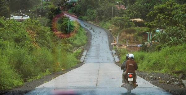 Đường lên Sóc Bom Bo. Ảnh: Kiên Phạm Đường lên Sóc Bom Bo. Ảnh: Kiên Phạm