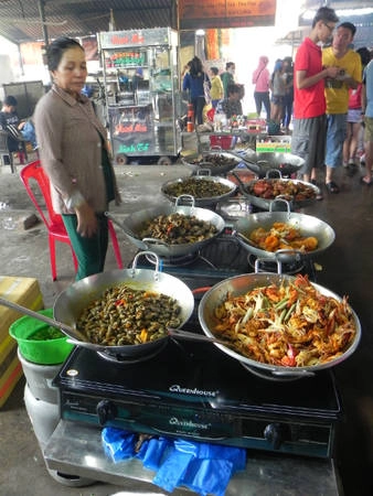 Những chảo ốc, càng ghẹ... được làm sẵn đậm đà. Bạn có thể thử thoải mái rồi mới quyết định mua. Ảnh: Thảo Nghi Những chảo ốc, càng ghẹ... được làm sẵn đậm đà. Bạn có thể thử thoải mái rồi mới quyết định mua. Ảnh: Thảo Nghi