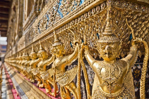 Chùa Wat Phra Kaew: Công trình này có tên gọi khác là chùa Phật Ngọc, một trong những đền chùa quan trọng nhất từ thời Rattanakosin và cũng là bảo vật của người Thái Lan. Đây sẽ là điểm dừng đầu tiên cho bạn trên hành trình đi dọc sông Chaopraya. Chùa Phật Ngọc thu hút nhiều du khách trong và ngoài nước tới chiêm ngưỡng sự kỳ công trong từng đường nét chạm trổ hay các bức tranh trang trí. Chùa được xây vào khoảng 600 năm trước.