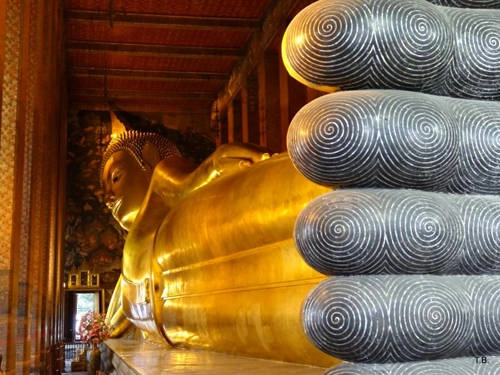 Chùa Wat Pho: Ngôi chùa này có tên gọi khác khá dài là Wat Phra Chetuphon Vimolmangklararm. Chùa nằm ở phía nam cung điện Hoàng gia và là một di sản thế giới do UNESCO công nhận. Trong chùa trưng bày bức tượng Phật nằm lớn thứ 3 thế giới. Wat Pho là nơi có rất nhiều tượng, cùng các công trình nằm bên trong với kho tàng tri thức về khoa học, lịch sử, văn học.