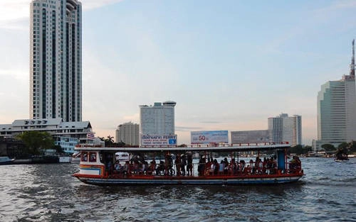 Chùa Chee Chin Khor: Những người từng dùng dịch vụ du thuyền của Chaopraya Express Boat sẽ đều chú ý tới ngôi chùa Trung Quốc 8 tầng tên tiếng Thái Lan là “Mahathat Chedi Phrachomchatri Thai-chin Chaloem”. Góc nhìn trên thuyền làm du khách phải để tâm và ngắm nhìn nó. Đây là một công trình mà du khách nên ghé thăm.