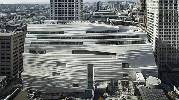SFMOMA (Mỹ) Tại San Francisco, vào ngày 14/5/2016 SFMOMA, bảo tàng nghệ thuật hiện đại rộng nhất nước Mỹ sẽ mở cửa. Công trình cao 10 tầng này cũng là trung tâm nhiếp ảnh lớn nhất nước Mỹ khi có tới 260 tác phẩm từ Fisher Collection (bộ sưu tập cá nhân lớn nhất về nghệ thuật đương đại) và hơn 600 tác phẩm có giải khác. SFMOMA dự tính mở cửa miễn phí cho người dưới 18 tuổi và có riêng một khu vực rộng khoảng 4.100 m2 để khách tham quan tự do. SFMOMA (Mỹ) Tại San Francisco, vào ngày 14/5/2016 SFMOMA, bảo tàng nghệ thuật hiện đại rộng nhất nước Mỹ sẽ mở cửa. Công trình cao 10 tầng này cũng là trung tâm nhiếp ảnh lớn nhất nước Mỹ khi có tới 260 tác phẩm từ Fisher Collection (bộ sưu tập cá nhân lớn nhất về nghệ thuật đương đại) và hơn 600 tác phẩm có giải khác. SFMOMA dự tính mở cửa miễn phí cho người dưới 18 tuổi và có riêng một khu vực rộng khoảng 4.100 m2 để khách tham quan tự do.
