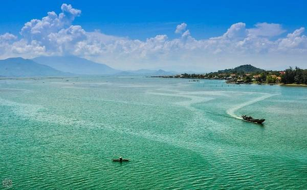 Đầm Cầu Hai: Không nổi tiếng như đầm Chuồn hay đầm Lập An, đầm Cầu Hai nép mình bên trục đường quốc lộ 1A, chạy dài từ Cầu Hai về đến chân đèo Phú Gia. Đầm Cầu Hai mênh mông như biển, hứng nước từ các con sông ở Thừa Thiên Huế nên chuyển từ ngọt sang lợ vào mùa khô.