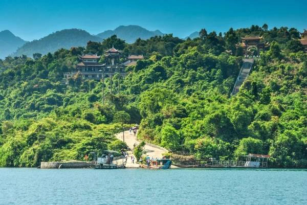 Hồ Truồi: Từ thành phố Huế đi về cầu Truồi ở xã Lộc Hòa, huyện Phú Lộc rẽ thêm 10km sẽ gặp hồ Truồi và Thiền viện Trúc Lâm Bạch Mã. Xứ Truồi "ngọt mít thơm dâu" đã đi vào lời thơ câu hát để ca ngợi vẻ đẹp hiếm có nơi này. Hồ Truồi xanh biếc, rộng lớn và bao la chạy dài tầm mắt, nép mình dưới chân núi Bạch Mã. Ngoài viếng thăm thiền viện, du khách có thể thuê thuyền dạo chơi trên hồ hay mua vé tham quan các con suối chảy vào hồ Truồi mang đầy nét hoang dã.