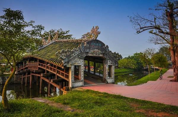 Cầu ngói Thanh Toàn: Thanh Toàn là cây cầu làm bằng gỗ bắc qua một con mương làng Thanh Thủy Chánh, thuộc xã Thuỷ Thanh, thị xã Hương Thuỷ, cách thành phố Huế khoảng 8 km về phía đông nam. Cầu được xem là biểu tượng của ngôi làng. Cầu ngói Thanh Toàn được nhà nước chứng nhận di tích quốc gia, vì đây là chiếc cầu loại hiếm và giá trị nghệ thuật cao ở Việt Nam.