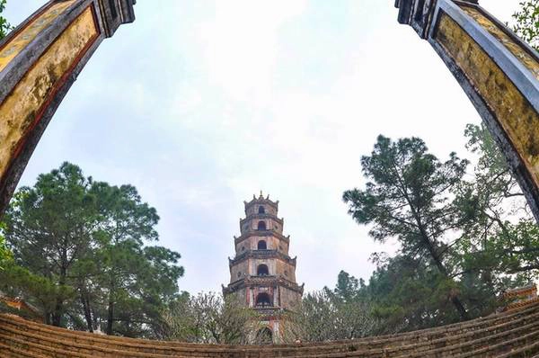 Chùa Thiên Mụ: Chùa nằm trên đồi Hà Khê, hướng nhìn ra sông Hương thơ mộng, thuộc địa phận phường Kim Long. Chùa Thiên Mụ hay còn gọi là chùa Linh Mụ tồn tại suốt mấy trăm năm từ thời chúa Nguyễn Hoàng xây dựng năm 1601. Mỗi ngày chùa Thiên Mụ đón hàng ngàn lượt du khách thập phương đến chiêm bái, cũng như cầu sức khỏe bình an.