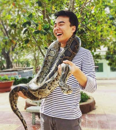 Trại rắn Đồng Tâm, Tiền Giang: Trại rắn Đồng Tâm hay còn gọi là xí nghiệp dược phẩm Quân khu 9, nằm tọa lạc bên bờ sông Tiền, có diện tích khoảng 30 ha, không gian xanh mát thoáng đãng. Đây là một trong những trại nuôi rắn lớn nhất Việt Nam với hơn 400 chủng loài và được xem như một bảo tàng về rắn đầu tiên ở Việt Nam, thu hút nhiều khách du lịch trong và ngoài nước đến tham quan, tìm hiểu, nghiên cứu. Ảnh: chullifer/instagram Trại rắn Đồng Tâm, Tiền Giang: Trại rắn Đồng Tâm hay còn gọi là xí nghiệp dược phẩm Quân khu 9, nằm tọa lạc bên bờ sông Tiền, có diện tích khoảng 30 ha, không gian xanh mát thoáng đãng. Đây là một trong những trại nuôi rắn lớn nhất Việt Nam với hơn 400 chủng loài và được xem như một bảo tàng về rắn đầu tiên ở Việt Nam, thu hút nhiều khách du lịch trong và ngoài nước đến tham quan, tìm hiểu, nghiên cứu. Ảnh: chullifer/instagram