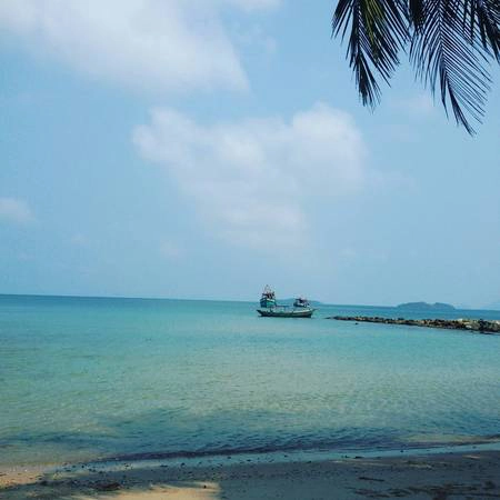Quần đảo Hải Tặc, Kiên Giang: Đảo Hải Tặc ở Kiên Giang được xem là một điểm đến lạ lùng ngay từ tên gọi. Thực chất đây là tên của một quần đảo gồm 16 hòn đảo mà lớn nhất là đảo Hòn Tre (Hòn Đốc), nằm ở xã Tiên Hải, huyện Hà Tiên. Nơi đây cách bờ biển Hà Tiên gần 28 km và đảo Phú Quốc 40 km. Đa phần diện tích đảo là cây rừng che phủ, nơi giáp với nước mặn là ghềnh đá trơ trọi và hoang sơ. Tại đây, ngoài việc được tìm hiểu và nghe những người bản địa kể lại những câu chuyện về nguồn gốc, xuất xứ tên gọi của quần đảo Hải Tặc, bạn sẽ có cơ hội trải nghiệm cảnh quan thiên nhiên với những vẻ đẹp hoang sơ, mát ngọt và trong lành. Ảnh: khanhloc.scorpio Quần đảo Hải Tặc, Kiên Giang: Đảo Hải Tặc ở Kiên Giang được xem là một điểm đến lạ lùng ngay từ tên gọi. Thực chất đây là tên của một quần đảo gồm 16 hòn đảo mà lớn nhất là đảo Hòn Tre (Hòn Đốc), nằm ở xã Tiên Hải, huyện Hà Tiên. Nơi đây cách bờ biển Hà Tiên gần 28 km và đảo Phú Quốc 40 km. Đa phần diện tích đảo là cây rừng che phủ, nơi giáp với nước mặn là ghềnh đá trơ trọi và hoang sơ. Tại đây, ngoài việc được tìm hiểu và nghe những người bản địa kể lại những câu chuyện về nguồn gốc, xuất xứ tên gọi của quần đảo Hải Tặc, bạn sẽ có cơ hội trải nghiệm cảnh quan thiên nhiên với những vẻ đẹp hoang sơ, mát ngọt và trong lành. Ảnh: khanhloc.scorpio