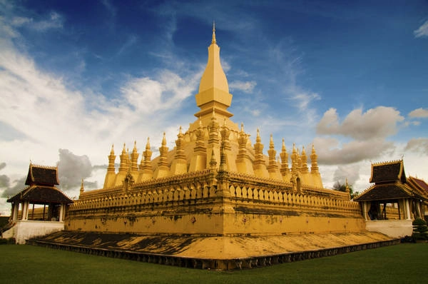 Pha That Luang: Pha That Luang là một trong số những công trình tôn giáo quan trọng nhất của Lào. Thời điểm đẹp nhất để tham quan Pha That Luang chính là hoàng hôn, khi những tia nắng cuối ngày chiếu lên các đỉnh tháp nhọn có màu vàng rực rỡ. Ảnh: Miguel M