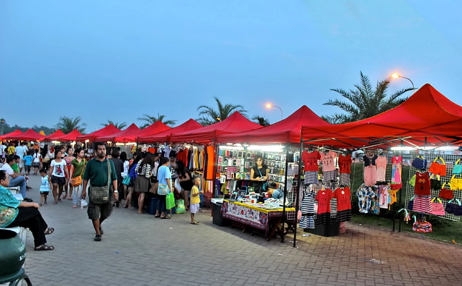 Chợ đêm Vientiane: Chợ nằm trong khuôn viên công viên Chao Anouvong, trên chiều dài khoảng 300m, một mặt giáp đường Rue Pangkham, mặt kia giáp sông Mekong. Hàng hóa bày bán trong chợ chủ yếu là quần áo, giày dép, túi xách, đồ ăn và các mặt hàng thủ công mỹ nghệ. Ảnh: visit-laos.com