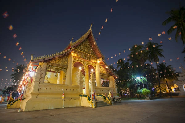 Wat Ong Teu Mahawihan: Cũng nằm trên đường Setthathilath, chùa Wat Ong Teu Mahawihan thu hút bởi bức tượng Phật bằng đồng lớn nhất Vientiane. Ngoài ra, trong khuôn viên chùa có trường Phật giáo Sangha, nơi các nhà sư từ khắp nước Lào thường xuyên về đây để học tập về đạo Phật. Ảnh: Phoonsab Thevongsa