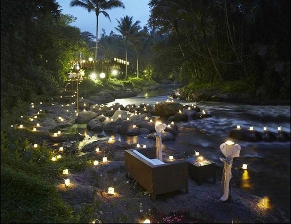 Samada là khu resort gần gũi với thiên nhiên, được nhiều người lựa chọn làm nơi hưởng tuần trăng mật bởi khung cảnh thanh bình. Nơi hò hẹn dành cho các cặp tình nhân chỉ đơn giản là bộ bàn ghế bằng mây bên bờ sông Ayung nước chảy róc rách. Hàng trăm cây nến dưới đất khiến du khách cảm giác như đang lạc vào rừng đom đóm đẹp mắt - Ảnh: Samada