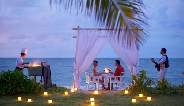 Cách trang trí thường thấy ở các resort sát biển như bàn ăn màu trắng kết hợp rèm mỏng bay trong gió, không sến sẩm của Intercontinental mang lại không gian ngọt ngào, quyến rũ cho các cặp đôi. Bạn có thể vừa thưởng thức đồ ăn, vừa nghe những bản guitar vui tai khi hoàng hôn buông - Ảnh: Intercontinental