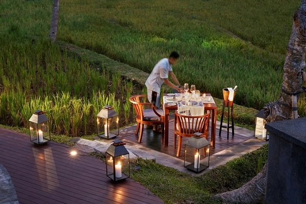 Nếu là một người yêu cảnh quê thì Mandapa resort là gợi ý khá hay ho dành cho bạn. Hòa mình giữa hương lúa và mùi đất thoang thoảng ngay trong khu nghỉ dưỡng khiến tâm hồn thoải mái, thư thái hơn rất nhiều. Đây cũng là điểm xả stress hữu hiệu sau những ngày làm việc vất vả - Ảnh: ritzcarlton