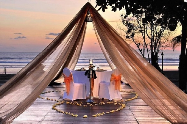 Cuốn hút các cặp đôi ngay từ cái nhìn đầu tiên bởi kiểu trang trí nhẹ nhàng, nên thơ, Anantara là nơi lý tưởng để vừa trò chuyện, vừa ngắm cảnh mặt trời lặn trên biển cùng người yêu thương - Ảnh: Anantara