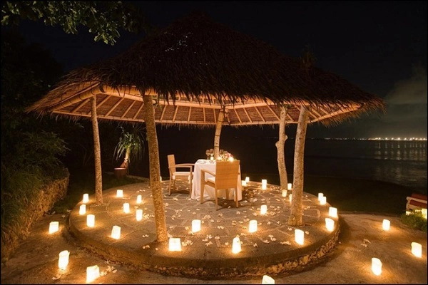 Four Season nằm trên đỉnh đồi ven biển với những khu biệt thự lợp ngói và bể bơi hướng ra biển. Đến đây, du khách cùng một nửa của mình sẽ được tận hưởng không gian yên bình, trong lành giữa thiên nhiên và ánh đèn lãng mạn - Ảnh: Four Season