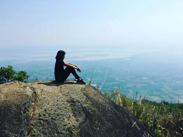 Núi Bà Đen (Tây Ninh): Là ngọn núi cao nhất miền Đông Nam Bộ (986 m), cách TP. Tây Ninh 11 km về phía Đông Bắc, núi Bà Đen thu hút đông đảo phượt thủ chinh phục mỗi cuối tuần. Nhìn từ xa, núi Bà Ðen sừng sững như một chiếc nón úp giữa đồng bằng, nửa như muốn thách thức, nửa như quyến rũ những người ưa khám phá. Càng lên cao không khí trên núi càng mát dịu, lên đến đỉnh núi, bạn sẽ được thỏa thích phóng tầm mắt ngắm nhìn quang cảnh một vùng hoang sơ nhưng đầy thơ mộng.Ảnh: shirleyln11 Núi Bà Đen (Tây Ninh): Là ngọn núi cao nhất miền Đông Nam Bộ (986 m), cách TP. Tây Ninh 11 km về phía Đông Bắc, núi Bà Đen thu hút đông đảo phượt thủ chinh phục mỗi cuối tuần. Nhìn từ xa, núi Bà Ðen sừng sững như một chiếc nón úp giữa đồng bằng, nửa như muốn thách thức, nửa như quyến rũ những người ưa khám phá. Càng lên cao không khí trên núi càng mát dịu, lên đến đỉnh núi, bạn sẽ được thỏa thích phóng tầm mắt ngắm nhìn quang cảnh một vùng hoang sơ nhưng đầy thơ mộng.Ảnh: shirleyln11