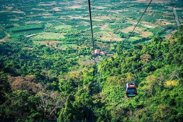 Núi Tà Cú (Bình Thuận): Núi Tà Cú cao 649m, nằm ven Quốc lộ 1A, cách Phan Thiết 28km về phía nam, là một điểm leo núi hấp dẫn của tỉnh Bình Thuận. Để lên tới đỉnh ngọn núi nằm trong khu rừng cấm, du khách có thể cần đến 2 giờ để vượt qua 2.290m đường dốc. Bằng Lăng là đoạn dốc cao nhất, nghiêng 45°. Hoặc có thể ngồi 10 phút trong cabin cáp treo dài 1.600m ở độ cao 500m ngắm nhìn khu rừng xanh bao la bên dưới. Ở đây có bức tượng Phật Thích Ca nằm, làm bằng bê tông, quét vôi trắng dài 49m. Ảnh: ST Núi Tà Cú (Bình Thuận): Núi Tà Cú cao 649m, nằm ven Quốc lộ 1A, cách Phan Thiết 28km về phía nam, là một điểm leo núi hấp dẫn của tỉnh Bình Thuận. Để lên tới đỉnh ngọn núi nằm trong khu rừng cấm, du khách có thể cần đến 2 giờ để vượt qua 2.290m đường dốc. Bằng Lăng là đoạn dốc cao nhất, nghiêng 45°. Hoặc có thể ngồi 10 phút trong cabin cáp treo dài 1.600m ở độ cao 500m ngắm nhìn khu rừng xanh bao la bên dưới. Ở đây có bức tượng Phật Thích Ca nằm, làm bằng bê tông, quét vôi trắng dài 49m. Ảnh: ST