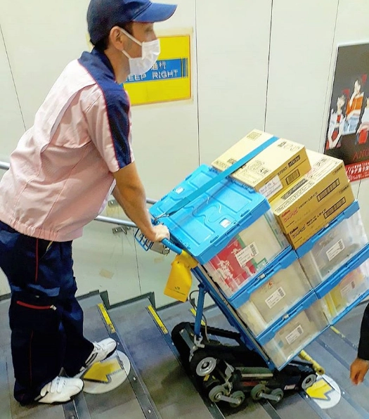 Tương tự xe đẩy trẻ em, xe đẩy hàng cũng được trang bị sẵn ở một số địa điểm công cộng để người dùng không cần phải mang vác quá nặng nề. Loại xe này có thể "đi" được cầu thang, thậm chí là cả thang bộ và khá an toàn, không bị trượt nếu chẳng may bị tuột tay. Tương tự xe đẩy trẻ em, xe đẩy hàng cũng được trang bị sẵn ở một số địa điểm công cộng để người dùng không cần phải mang vác quá nặng nề. Loại xe này có thể "đi" được cầu thang, thậm chí là cả thang bộ và khá an toàn, không bị trượt nếu chẳng may bị tuột tay.