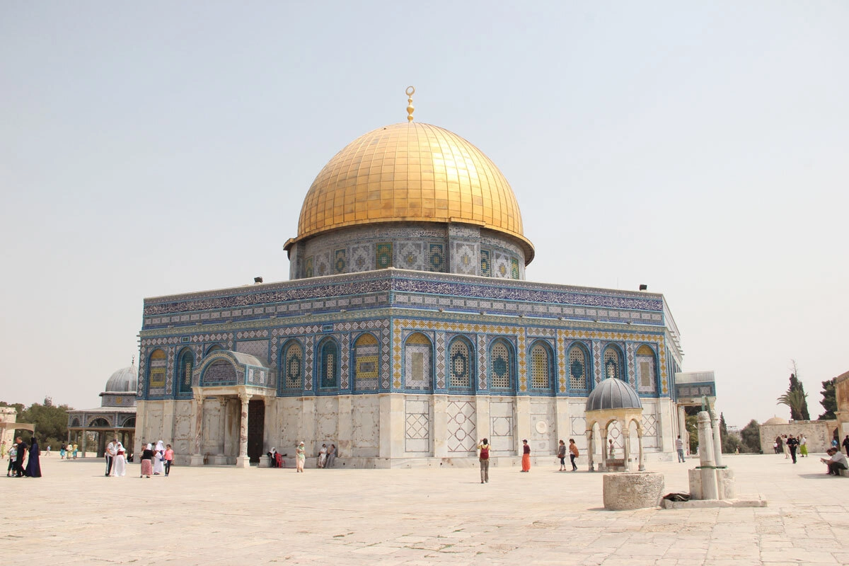 Là nơi linh thiêng của cả 3 tôn giáo  Gồm Do Thái giáo, Kito giáo và Hồi giáo. Jerusalem có một trong những ngôi đền linh thiêng nhất của đạo Hồi. Còn đối với người Do Thái, đây là những khát khao lâu đời, bằng chứng về sự huy hoàng và độc lập thời tiền sử và là nơi quốc gia "tỉnh thức" phát triển. Thành phố có hơn 50 nhà thờ Thiên chúa giáo, 33 nhà thờ Hồi giáo và 300 giáo đường Do Thái trong thành phố. Các tôn giáo cùng tồn tại và du khách có thể tìm thấy các địa điểm tôn giáo trên khắp thành phố như Nhà thờ Holy Sepulcher, Đền thờ Đá tảng, Nhà thờ Hồi giáo Al-Aqsa, Bức tường than khóc… Ảnh: Wikimedia Commons/Omerma. 