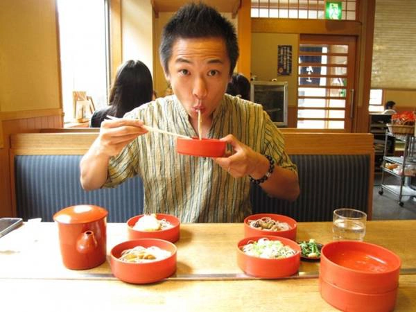 Húp mì thành tiếng ở Nhật Bản: Ramen hay mì là món ăn phổ biến ở Nhật Bản, và việc húp mì tạo thành tiếng động lớn được coi là thể hiện sự ngon miệng. Thậm chí, nếu bạn ăn quá lặng lẽ, các đầu bếp có thể sẽ nghĩ bạn không thích mì họ làm. Ảnh: Japanbase. Húp mì thành tiếng ở Nhật Bản: Ramen hay mì là món ăn phổ biến ở Nhật Bản, và việc húp mì tạo thành tiếng động lớn được coi là thể hiện sự ngon miệng. Thậm chí, nếu bạn ăn quá lặng lẽ, các đầu bếp có thể sẽ nghĩ bạn không thích mì họ làm. Ảnh: Japanbase.