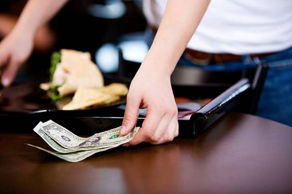 Không trả tiền tip ở nhà hàng tại Nhật Bản: Không thêm tiền tip cho phục vụ sẽ khiến bạn nhận những ánh mắt khó chịu khi ở Mỹ. Tuy nhiên, ở Nhật Bản, việc trả thêm tiền bị coi là bất lịch sự vì phí dịch vụ đã có trong hóa đơn. Ảnh: Lifehacker. Không trả tiền tip ở nhà hàng tại Nhật Bản: Không thêm tiền tip cho phục vụ sẽ khiến bạn nhận những ánh mắt khó chịu khi ở Mỹ. Tuy nhiên, ở Nhật Bản, việc trả thêm tiền bị coi là bất lịch sự vì phí dịch vụ đã có trong hóa đơn. Ảnh: Lifehacker.