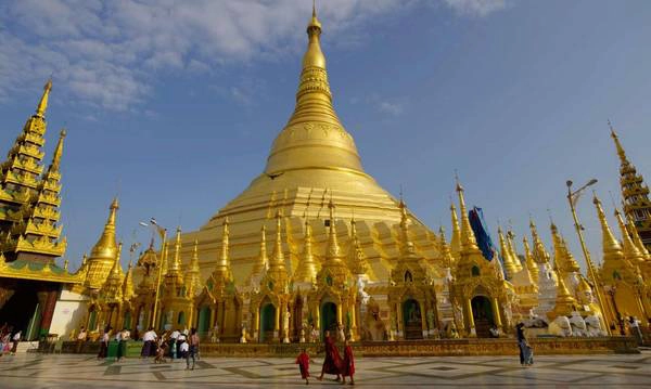 Chùa vàng Swedagon: Được xây dựng cách đây hơn 2.500 năm, chùa Shwedagon được lưu truyền là nơi lưu giữ 8 sợi tóc của Đức Phật. Ngọn tháp chính của chùa cao tới 98 m và được bao phủ bằng hơn 30 tấn vàng và hàng trăm viên kim cương. Du lịch Yangon đến với chùa Shwedagon vào bất cứ thời điểm nào trong ngày, bạn đều sẽ bị choáng ngợp bởi sắc vàng. Tuy nhiên, ở mỗi thời điểm khác nhau, sắc vàng ấy sẽ thiên biến theo một cung bậc khác nhau, khiến nơi đây mang một sức hút khó cưỡng đối với du khách. Ảnh: thelinstravel.com