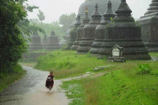 Thành phố cổ Mrauk U: Là trung tâm đền chùa lớn thứ 2 ở Myanmar. Đến đây bạn sẽ được chiêm ngưỡng những ngôi đền được xây dựng bằng gạch đá từ thế kỷ 15 còn sót lại, nằm ẩn mình trong những ngọn đồi và các ngôi làng nhỏ. Đặc biệt bạn sẽ có cảm giác như nơi đây là vùng đất của huyền thoại, bởi những màn sương mù bao trùm cả thành phố vào buổi sáng. Bạn cũng có thể đến thăm những ngôi làng ven sông cho một cảm giác phiêu lưu và thú vị hơn.Ảnh: excursiopedia.com