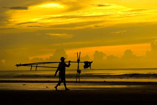 Bãi biển Ngapali: Ngapali một bãi biển được ghé thăm nhiều nhất của Myanmar, nơi đây được xem như là một bãi biển nhiệt đới xinh đẹp nhất trên vịnh Bengal, với những bãi cát trắng mịn và các khu nhà nghỉ xinh đẹp xung quanh. Ảnh: hexagontravel.co.uk