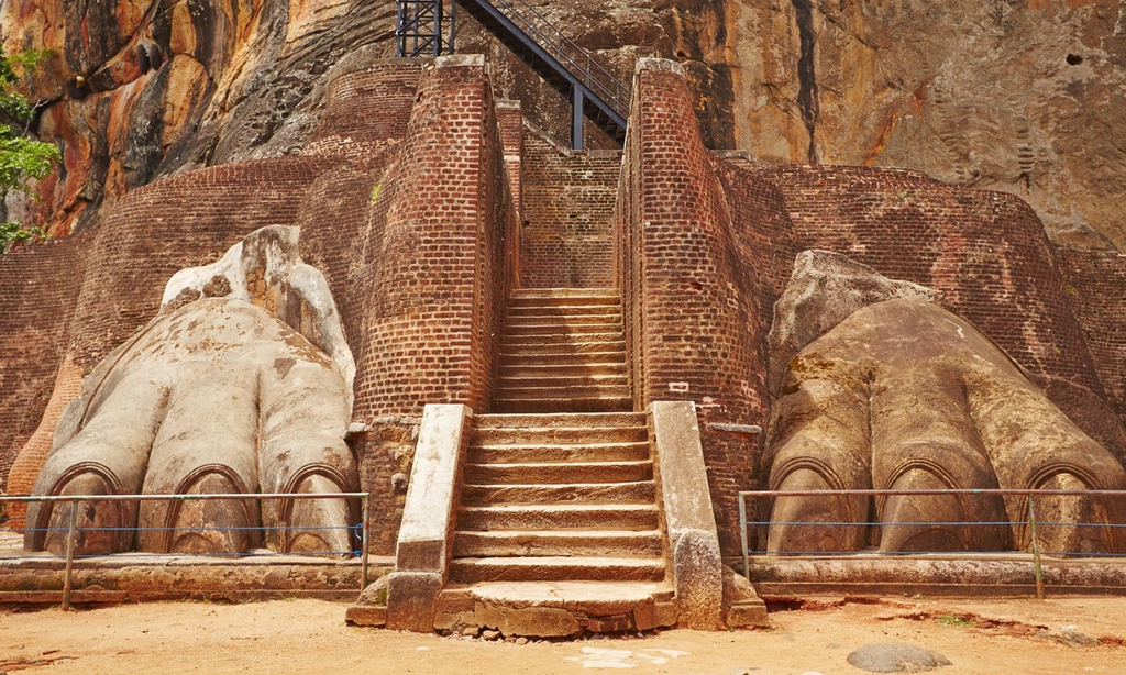 1. Sigiriya Lion’s Rock, Sri Lanka: Đây là một pháo đài đá cổ nằm ở Dambulla. Di tích này được xây dựng trên ngọn núi đá khổng lồ cao gần 200 m, tương đương 1.200 bước leo. Nơi đây còn được mệnh danh là kỳ quan thứ tám của thế giới và thuộc "Tam giác vàng văn hóa" ở Sri Lanka. Địa điểm này cũng là một trong những Di sản Thế giới được UNESCO giữ gìn và bảo tồn. Ảnh: Dreamstime.