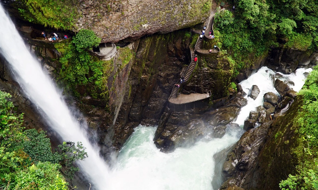 3. Canyon Staircase, Ecuador: Dù chỉ sở hữu chiều cao 80 m, đây vẫn được xem là một trong những công trình ngoạn mục nhất thế giới với cấu trúc uốn lượn dọc thác nước Paílón del Diabl hùng vĩ. Ảnh: Getty.