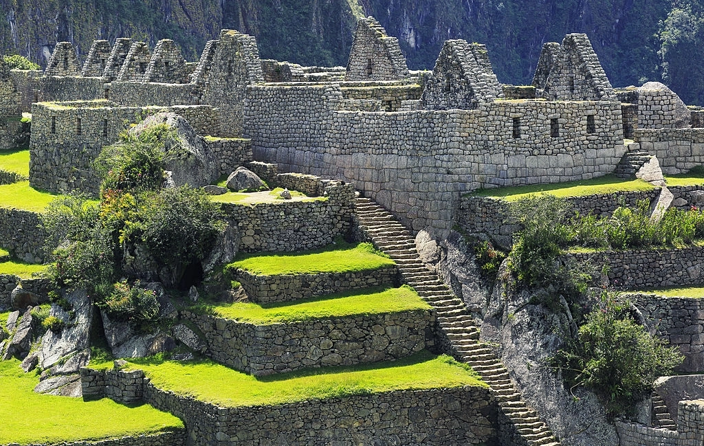 9. The Inca Staircase, Peru: Với 100 đoạn cầu thang cùng hơn 3.000 bước, nơi đây thách thức những ai can đảm muốn chinh phục đền Mặt Trăng và chiêm ngưỡng cảnh quan ngoạn mục của tàn tích Machu Picchu. Các bậc đá trơn trượt, nguy hiểm và chỉ vài đoạn có xích sắt cho khách bộ hành. Tuy nhiên, cảnh quan thực sự xứng đáng với sự mạo hiểm. Ảnh: Powerofforever.