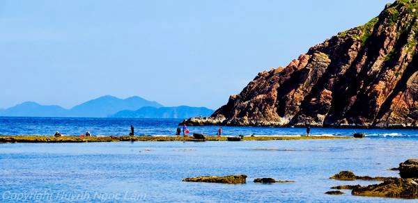 Dải đất hiện ra khi thủy triều rút ở Nhơn Hải. Ảnh: Huỳnh Ngọc Lắm Dải đất hiện ra khi thủy triều rút ở Nhơn Hải. Ảnh: Huỳnh Ngọc Lắm