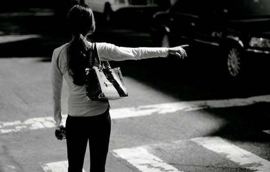 Hãy ghi lại số điện thoại của một hãng xe uy tín và gọi họ khi cần. Hãy ghi lại số điện thoại của một hãng xe uy tín và gọi họ khi cần.