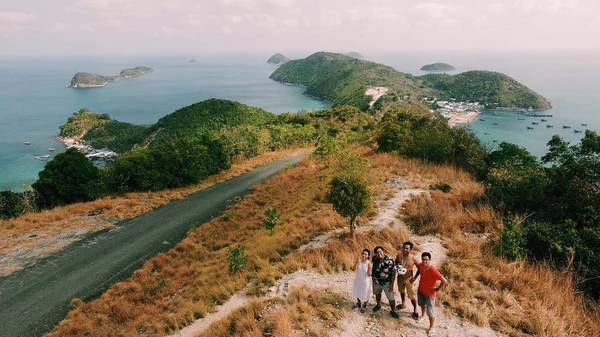 Dễ đến: Để ra quần đảo Nam Du, bạn cần phải xuống thành phố Rạch Giá – Kiên Giang. Phương tiện di chuyển dễ nhất là xe đò xuất phát từ bến xe miền Tây, giá khoảng 150.000 – 170.000 đồng một vé. Bạn nên đi chuyến 23h để tới Rạch Giá lúc 6h sáng hôm sau. Để tiếp tục hành trình tới Nam Du, bạn đi bằng tàu cao tốc, giá vé khứ hồi khoảng 440.000 đồng một người. Ảnh: lynx.95/instagram Dễ đến: Để ra quần đảo Nam Du, bạn cần phải xuống thành phố Rạch Giá – Kiên Giang. Phương tiện di chuyển dễ nhất là xe đò xuất phát từ bến xe miền Tây, giá khoảng 150.000 – 170.000 đồng một vé. Bạn nên đi chuyến 23h để tới Rạch Giá lúc 6h sáng hôm sau. Để tiếp tục hành trình tới Nam Du, bạn đi bằng tàu cao tốc, giá vé khứ hồi khoảng 440.000 đồng một người. Ảnh: lynx.95/instagram