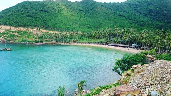 Nước biển trong xanh tuyệt đẹp: Mang đặc điểm của vùng đảo hoang sơ, ở Nam Du có rất nhiều bãi biển đẹp, nước trong veo, phản chiếu trời xanh ngắt. Ngoài ra, thiên nhiên trên đảo mang đến cảm giác bình yên, thư thả, vô cùng thích hợp để nghỉ ngơi, tránh khỏi sự xô bồ của thành thị. Ảnh: simplelero/instagram Nước biển trong xanh tuyệt đẹp: Mang đặc điểm của vùng đảo hoang sơ, ở Nam Du có rất nhiều bãi biển đẹp, nước trong veo, phản chiếu trời xanh ngắt. Ngoài ra, thiên nhiên trên đảo mang đến cảm giác bình yên, thư thả, vô cùng thích hợp để nghỉ ngơi, tránh khỏi sự xô bồ của thành thị. Ảnh: simplelero/instagram