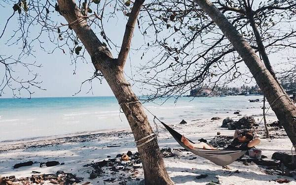 Lý tưởng để cắm trại trên bãi biển: Nam Du rất hợp để đi theo nhóm, vậy nên nếu bạn ưa phiêu lưu, yêu cuộc sống hoang sơ thì đừng bỏ qua cơ hội cắm trại ở nơi này. Nam Du có rất nhiều điểm cắm trại được, và rất đẹp. Cứ nghĩ đến cảnh đêm nằm nghe sóng vỗ rì rào, rồi sáng mở mắt thấy bình minh ùa vào cửa lều là cũng đủ để bạn thấy hứng thú rồi phải không nào. Ảnh: Nikvu/instagram Lý tưởng để cắm trại trên bãi biển: Nam Du rất hợp để đi theo nhóm, vậy nên nếu bạn ưa phiêu lưu, yêu cuộc sống hoang sơ thì đừng bỏ qua cơ hội cắm trại ở nơi này. Nam Du có rất nhiều điểm cắm trại được, và rất đẹp. Cứ nghĩ đến cảnh đêm nằm nghe sóng vỗ rì rào, rồi sáng mở mắt thấy bình minh ùa vào cửa lều là cũng đủ để bạn thấy hứng thú rồi phải không nào. Ảnh: Nikvu/instagram