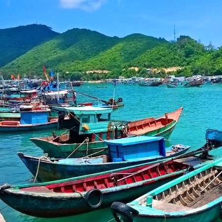 Ngồi thuyền du ngoạn các hòn đảo xung quanh: Ra Nam Du mà không thuê một chiếc thuyền nhỏ đi dạo loanh quanh các hòn nhỏ ven đảo thì chuyến đi sẽ không thể xem là trọn vẹn. Quần đảo có nhiều hòn đẹp như: Hòn Dầu, Hòn Nồm, Hòn Mấu,… Ngồi trên thuyền đi dạo qua các hòn nhỏ quanh đảo bạn mới thấy rõ được sự trong xanh của nước biển nơi đây, bởi nước trong vắt tới mức nhìn thấy cả đáy. Ảnh: darkdelta7/instagram Ngồi thuyền du ngoạn các hòn đảo xung quanh: Ra Nam Du mà không thuê một chiếc thuyền nhỏ đi dạo loanh quanh các hòn nhỏ ven đảo thì chuyến đi sẽ không thể xem là trọn vẹn. Quần đảo có nhiều hòn đẹp như: Hòn Dầu, Hòn Nồm, Hòn Mấu,… Ngồi trên thuyền đi dạo qua các hòn nhỏ quanh đảo bạn mới thấy rõ được sự trong xanh của nước biển nơi đây, bởi nước trong vắt tới mức nhìn thấy cả đáy. Ảnh: darkdelta7/instagram