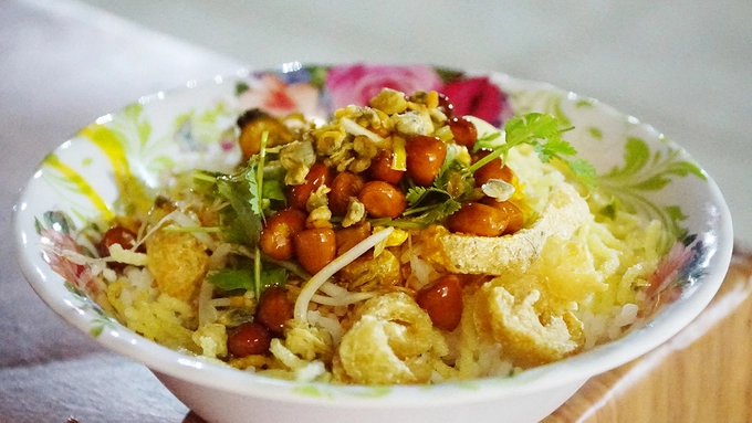 Cơm hến Là đặc sản của Huế, cơm hến có mặt ở hầu hết quán ăn từ sang trọng đến bình dân. Món ăn gồm rau, cơm, hến, đậu phộng... Khi ăn, bạn sẽ cảm nhận vị ngọt đậm đà của hến quyện cùng mùi thơm của các loại rau. Đối với người xứ Huế, độ ngon của món ăn được đánh giá bằng mùi của hến có đậm đà hay không. Phần cơm bình dân có giá trung bình 20.000 đồng. Địa chỉ gợi ý: Khu ẩm thực dưới chân cầu Tràng Tiền hay quán Bà Hoà ở đường Trương Định, quán ăn trên đường Trần Phú hoặc ở Cồn Hến, Vĩ Dạ. Cơm hến Là đặc sản của Huế, cơm hến có mặt ở hầu hết quán ăn từ sang trọng đến bình dân. Món ăn gồm rau, cơm, hến, đậu phộng... Khi ăn, bạn sẽ cảm nhận vị ngọt đậm đà của hến quyện cùng mùi thơm của các loại rau. Đối với người xứ Huế, độ ngon của món ăn được đánh giá bằng mùi của hến có đậm đà hay không. Phần cơm bình dân có giá trung bình 20.000 đồng. Địa chỉ gợi ý: Khu ẩm thực dưới chân cầu Tràng Tiền hay quán Bà Hoà ở đường Trương Định, quán ăn trên đường Trần Phú hoặc ở Cồn Hến, Vĩ Dạ.